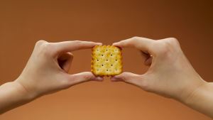 Julies Le-mond Chocolate Hazelnut Puff Sandwich 180g x 1 pack