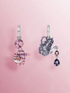 🖤Swarovski🖤ต่างหูเพชรซีรีส์อลิซในแดนมหัศจรรย์ดีไซน์แมวและกาน้ำชาไม่สมมาตร ต่างหูแฟชั่นผู้หญิงเงิน 925 (EH-DS985630) ต่างหูคู่รักสไตล์ดีไซน์คลาสสิก ของขวัญพิเศษสำหรับแฟนหรือแฟนของคุณ