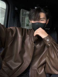 แจ็คเก็ตหนังสีน้ำตาลหลวมๆ สำหรับผู้ชาย ฤดูใบไม้ผลิและฤดูใบไม้ร่วง แจ็คเก็ตมอเตอร์ไซค์สไตล์อเมริกันที่เก๋ไก๋และเท่ๆ แจ็คเก็ตหนัง PU ทรงปกติ