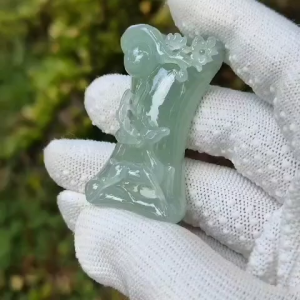 Highly Translucent faint green Old Mine with Specific Gravity 3.34 Carved as deer with very fine grain and good translucency Natural Type A Jadeite Pendant / Collection with NGI Gemstone report weight 140.16 grams 47.50 * 26.75 * 13.29 mm (pendant131)