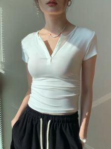 white july🌸พร้อมส่ง เสื้อยืดสวยๆผู้หญิง เสื้อยืดรัดรูป เสื้อยืดแขนสั้นพื้นฐานเรียบง่ายในฤดูร้อน เสื้อโชว์สะดือเข้ารูปแฟชั่น