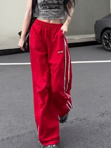 กางเกงขายาวทรงหลวมเอวสูงสีแดง ทรงหลวม ทรงตรง กางเกงวอร์มลำลอง กางเกงขายาวทรงหลวมสไตล์อเมริกันสำหรับผู้หญิง