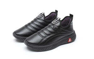 รองเท้ากีฬาแฟชั่นน้ำหนักเบาบุขนพื้นนิ่มแบบใหม่รองเท้าคุณแม่ใส่วิ่งแมตช์ชุดง่ายสวมเท้าลำลองกันน้ำสำหรับผู้หญิง