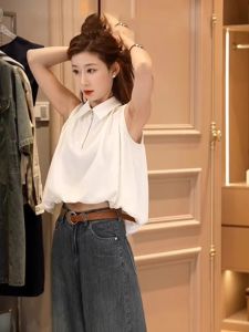 เสื้อเชิ้ตแขนกุดสีขาวสไตล์ฝรั่งเศส สำหรับผู้หญิง ฤดูร้อนปี 2025 เสื้อเชิ้ตคอโปโลทรงหลวม ปกโปโล ปกโปโล