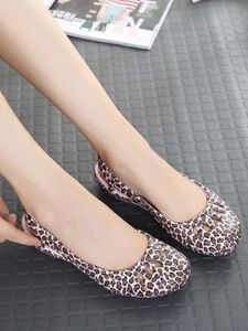 New 2025 Womens Flat Bottom Sandals Summer Lightweight Anti-Slip Hole Hole Shoes Large Size Jelly Leopard Print Beach Shoes Nurse Shoes