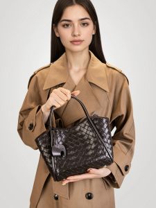 BeeGreen Women Woven Genuine Leather Shoulder Bag Elegant Commuter Handbag Versatile Sling Bag with Removable inner bag