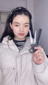 ชุดกรรไกรซอยผม ตัดผม กรรไกรฟันปลา กรรไกตัดผม แถมหวีตัดผม กิ๊บแบ่งผม ที่ตัดผม ชาย หญิง (1แพค5 ชิ้น) มีเก็บปลายทาง