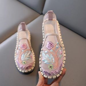 รองเท้าผ้าใบพื้นหนาสไตล์ใหม่ฤดูใบไม้ผลิและฤดูร้อนสำหรับผู้หญิง รองเท้าพื้นแบนสไตล์ฮันฟู่แบบย้อมสีลายดอกไม้ รองเท้าผ้าใบแบบสวมสบาย