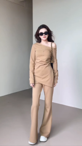 ชุดเซ็ต2ชิ้น สีพื้น เสื้อปาดไหล่ แขนยาว เอวจับจีบ ชายเสื้อแหลม ผ่าข้างซ้าย+กางเกงขาม้า เอวลูงยางยืด กระเป๋า2ข้าง ผ้าโพลิเอสเตอร์ ชุดไปคาเฟ่ #2481