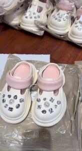 รองเท้าแตะผู้หญิง clog แบบสวม รองเท้าหัวโต ส้นตึก ผู้หญิง แบบสวม วัสดุ EVA ส้นสูง 5cm หัวมน ระบายอากาศได้ดี พื้นนุ่ม มีกันลื่น ใส่สบาย แต่งสายคาดปรับรัดส้นได้ พื้นรองเท้าถอดซักได้ #sy196