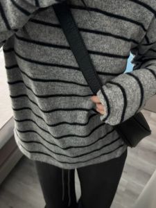 เสื้อยืดแขนยาวลายทางสีเทาสไตล์เกาหลีสำหรับผู้หญิง ฤดูใบไม้ร่วง/ฤดูหนาว 2025 ใหม่ ใส่ด้านนอกได้ ทรงหลวม วัสดุอื่นๆ