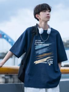 เสื้อยืดแขนสั้นสีน้ำเงินสำหรับผู้ชาย ทรงหลวม สไตล์ฮิปฮอป เทรนด์ใหม่ ฤดูร้อน 2025 เสื้อยืดผู้ชายที่สวมใส่ได้หลากหลาย