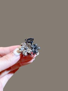 Elegant Crystal Flower Shark Clip Medium Size Hair Accessories Half Updo Hairpins for Thin Hair on Back of Head Hairgrips