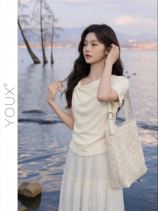 YOUXIANG | Áo Thun Tay Ngắn Ôm Body Cổ Xéo