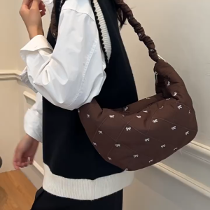 MOUSSON กระเป๋าพาดฤดูใบไม้ร่วงและฤดูหนาวกระเป๋าสะพายไหล่ของผู้หญิงกระเป๋าไนลอนช่องเกาหลีแฟชั่นแบบใหม่กระเป๋าทรงเกี๊ยวกระเป๋าสะพายไหล่พาดลำตัวทั้งหมด