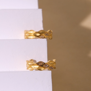 Chow Sang Sang 周生生 999 Pure Gold YuYu Fish Motif Diamond Earrings for Women 95448E