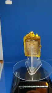 非常稀有的经典老牌大名鼎鼎百岁福贵神僧贵爷龙婆贵督造稀有经粉崇迪佛牌背面经典全功效哪摸菩达经文已包好非常精美金光闪闪镀金钻石防水壳Super Famous Hundred years old Wealthy Monk Luang Pho Kuay(Lp Kuay)BE2512(1969) Vintage Religious Nua Phong Phra Somdej Wekman with the Yantra "Namo Putthaya" on the back