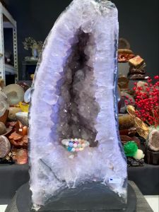 fengshui fire element 火形🔥💯天然紫水晶洞 全玛瑙+绿幽灵共生边 14.5cm洞深✅ 紫晶牙带有黄娇花+黑碧玺共生矿 (如定制实木底座另加RM60⬅️双喜福利价) 高height: 52cm 宽width: 25.5x22.5cm 洞深hole: 14.5cm 重weight: 41.8kg