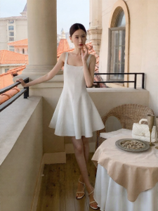 XXNING | Đầm Tùng Bồng Cổ Vuông Elegance Pháp Dây Đai Siêu Mảnh