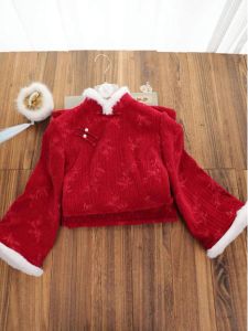 ชุดกี่เพ้าสีแดง แขนยาว คอขนแกะ อบอุ่น ชุดกี่เพ้าสไตล์จีนใหม่ ชุดทำงาน ฤดูหนาว 2025 ชุดกี่เพ้าผ้าโพลีเอสเตอร์