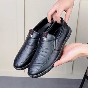 NDDshop ห้ามพลาด รองเท้าแฟชั่นคุณผู้ชาย ทรงคัทชูสลิปออนใส่ง่าย วัสดุหนังเทียมนิ่มๆ รองเท้าน้ำหนักเบา ดีไซน์เรียบร้อยดูดีใส่ทำงานออกงานได้เลย