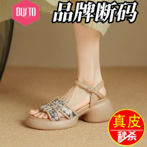 รองเท้าแตะส้นหนาสไตล์โรมันเย็บปักลายหนังแท้สำหรับฤดูร้อนปี 2025 ทรงหัวมน ส้นเตี้ย พื้นยาง รองเท้าผู้หญิง