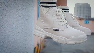 รองเท้าบูทหุ้มข้อพื้นหนาสำหรับผู้หญิง สีพื้น ใส่ได้ทุกฤดูกาล ดีไซน์ผูกเชือก หัวกลม ส้นหนา รองเท้าลำลองสุดเก๋ทันสมัย