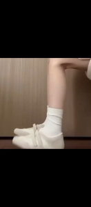 SEPATU SNEAKERS IMPORT CEWEK / SEPATU OLAHRAGA JALAN JALAN / SEPATU SEKOLAH (SIZE 35 - 40 )