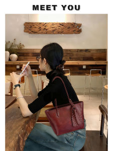 Red Large Capacity Wedding Bag Womens Tote Bag Luxury Sensation Commuter Bag Casual Simple Style Double Shoulder Strap