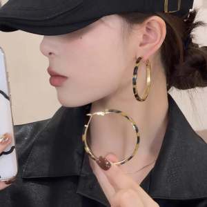 Exaggerated Unique Leopard Print Big Ear Ring Womens Retro Leather Elegant Fancy Hoop Earrings Suitable for round Faces Earrings