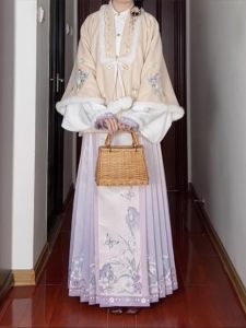 ชุดฮันฟูปีใหม่ปี 2025 แขนพิมานปักลาย คอกลม กระดุมหลายแถว ชุดลำลองสำหรับผู้หญิง ชุดฤดูใบไม้ผลิ ชุดทำงาน