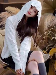 เสื้อสเวตเตอร์ถักลายลูกไม้เปิดไหล่สำหรับผู้หญิงในฤดูหนาว เสื้อชั้นในแบบถักลายลูกไม้ เสื้อชั้นในแบบสวมหัว ทรงหลวม สไตล์เกาหลี