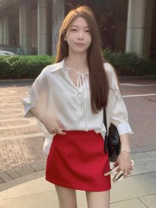 เสื้อเชิ้ตแขนสั้นผู้หญิงฤดูร้อน ทรงหลวม ดีไซน์ผูกเชือก ผ้าไหมน้ำแข็ง คอวี แขนยาว เสื้อเชิ้ตผู้หญิงสไตล์เกาหลี