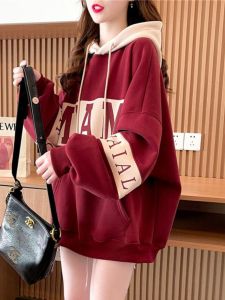 เสื้อสเวตเตอร์คอกลมพิมพ์ลายตัวอักษรผ้าฝ้ายผสมสไตล์ลำลองสำหรับนักเรียน ฤดูใบไม้ผลิและฤดูใบไม้ร่วง เสื้อสเวตเตอร์ผู้หญิงไซส์ใหญ่ เสื้อสีแดงสำหรับปีใหม่