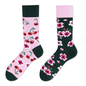 ถุงเท้าผู้หญิงลายมือเขียน Graffiti ลายครีเอทีฟสีสันสดใส ถุงเท้าข้อสูงครึ่งแข้ง ทรงยาวปานกลาง ถุงเท้าผ้าฝ้ายแท้สำหรับฤดูใบไม้ผลิและฤดูใบไม้ร่วง