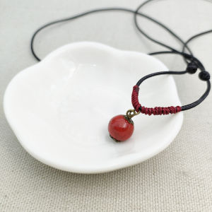 สร้อยเสื้อกันหนาวแบบถักเซรามิกหลากสีนำโชคสำหรับผู้หญิงจี้สร้อยคอลูกปัดสีแดงนำโชคทำด้วยมือของ C003