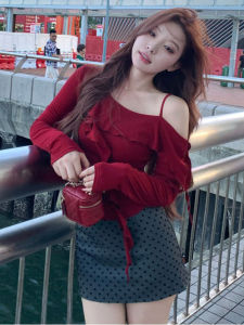 เสื้อยืดแขนยาวคอเฉียงสีแดง ทรงเข้ารูป สำหรับผู้หญิงไซส์ใหญ่ ฤดูใบไม้ร่วง 2025 ใหม่ เสื้อผ้าทำงานสไตล์เกาหลี แขนยาว ปกโปโล คอโปโล