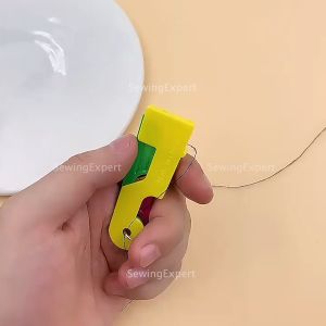 Alat Bantu Masuk Benang ke Jarum / Mata Nenek Memasukkan Benang Plastik Needle Threader Memasukan Jarum