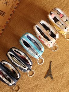 กระเป๋าใส่เหรียญผ้าฝ้ายลายดอกไม้แบบซิปขนาดเล็กสำหรับผู้ชายและผู้หญิง กระเป๋าใส่เหรียญแบบแข็งสำหรับใส่เหรียญและธนบัตร กระเป๋าใส่กุญแจและบัตรแบบพกพา