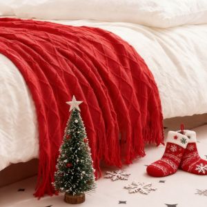 ผ้าห่มของขวัญสีแดงคริสต์มาส ผ้าห่มนิตติ้งหรูหราสำหรับโซฟา ผ้าห่มลายสก็อตสไตล์นอร์ดิก ผ้าคลุมเตียงแบบมีพู่สำหรับบ้านสไตล์ฟาร์มเฮาส์