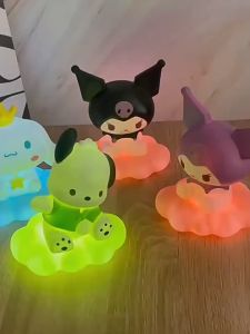 อะนิเมะ Sanrio Night Light Cinnamoroll Kuromi Pochacco LED Luminous โคมไฟตั้งโต๊ะเด็ก Night โคมไฟตกแต่งของขวัญบรรยากาศแสง