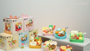 Keepplay Sumikko Gurashi Bento Meal Box Series QMAN Cute Collectibles Japanese Building Blocks Toy Bricks for kids Gift for Girls and Boys Ages 6 years and above