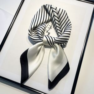 ผ้าพันคอสี่เหลี่ยมจัตุรัสคลุมผ้าไหมหรูหราสำหรับผู้หญิงผ้าฮิญาบพิมพ์ลายทางสีดำสีขาวผ้าพันคอผ้าเช็ดหน้าขนาด70*70ซม. สำหรับผู้หญิง