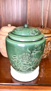 Chum Gạo Bát Tràng 12KG Hoa Sen Đắp Nổi – Hũ Gốm Có Nắp Đựng Gạo Muối Dưa Cà Ngũ Cốc Muối Mắm