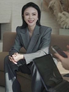 เซ็ตเสื้อเบลเซอร์สีเทาสําหรับผู้หญิง: สไตล์พร็อพมืออาชีพน้ําหนักเบาพร้อมปกสูทกระดุมเดี่ยวและแขนยาว