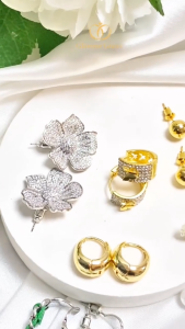 Glamour Graces Anting Tusuk Motif Bunga Putih Titanium