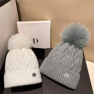 หมวกไหมพรมถักหนาแบบมีขนสัตว์สำหรับผู้หญิงในฤดูใบไม้ร่วงและฤดูหนาวแบบมีหูป้องกันความอบอุ่นสไตล์เกาหลีหมวกไหมพรมถักแบบสวมหัวที่มีกระดุม