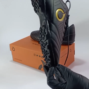 Sepatu Futsal Ortus Eight Seri Classic type gerigi cengkram kuat warna Hitam Terbaru