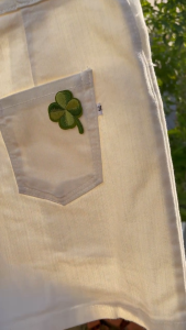 quần short jean đùi nữ cotton co giãn nhẹ lật lai trơn 1 nút túi trước sau đính cỏ 4 lá thêu may mắn