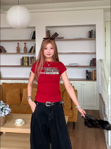 white july🌸พร้อมส่ง เสื้อยืดสวยๆผู้หญิง เสื้อผ้า Y2K เสื้อรัดรูปสีแดงแขนสั้นพิมพ์ลายตัวอักษรสไตล์อเมริกันย้อนยุค